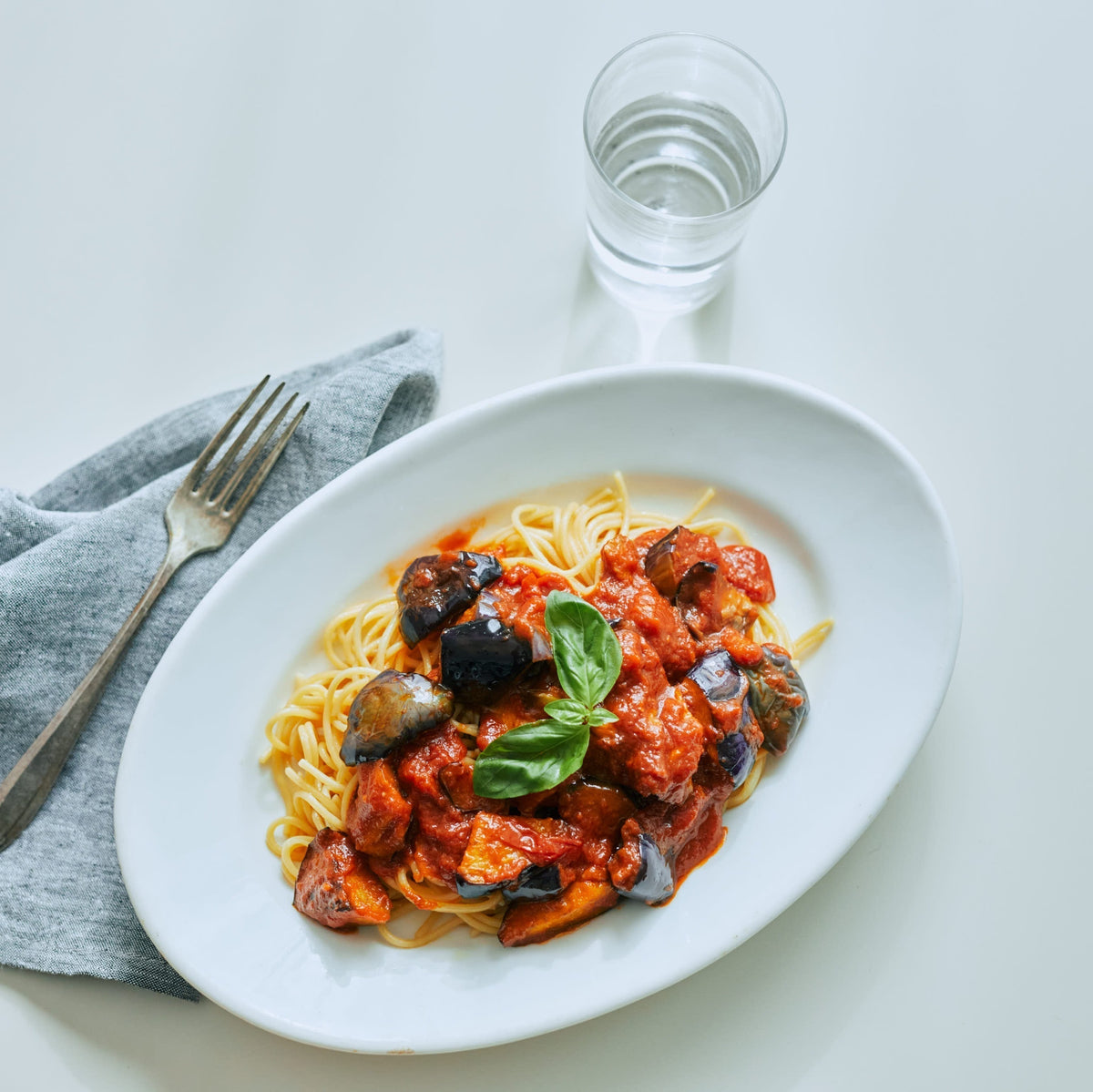たっぷりトマトの無水パスタソースをアレンジ!トマトナスパスタの作り方・レシピ