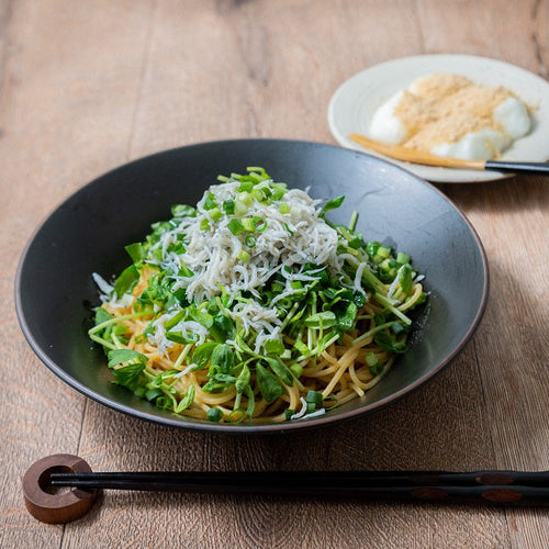 【生理前におすすめの献立】豆苗としらすの香ばしまぜそばとミルクもちの作り方・レシピ