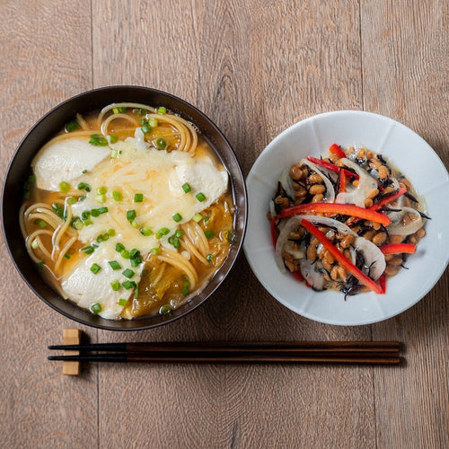 【生理前におすすめの献立】豆腐とキムチのチーズスープヌードルと彩り野菜の納豆和えの作り方・レシピ